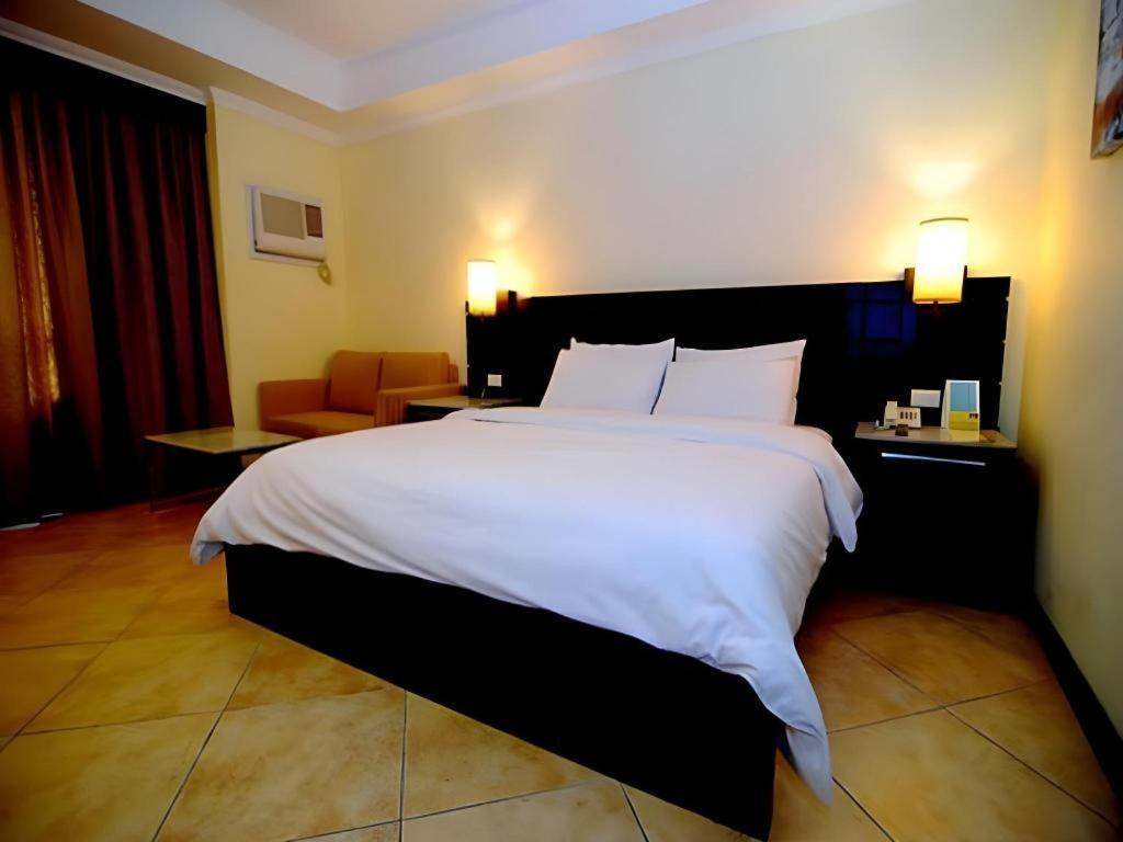 Mo2 Westown Hotel San Juan Баколод Екстериор снимка